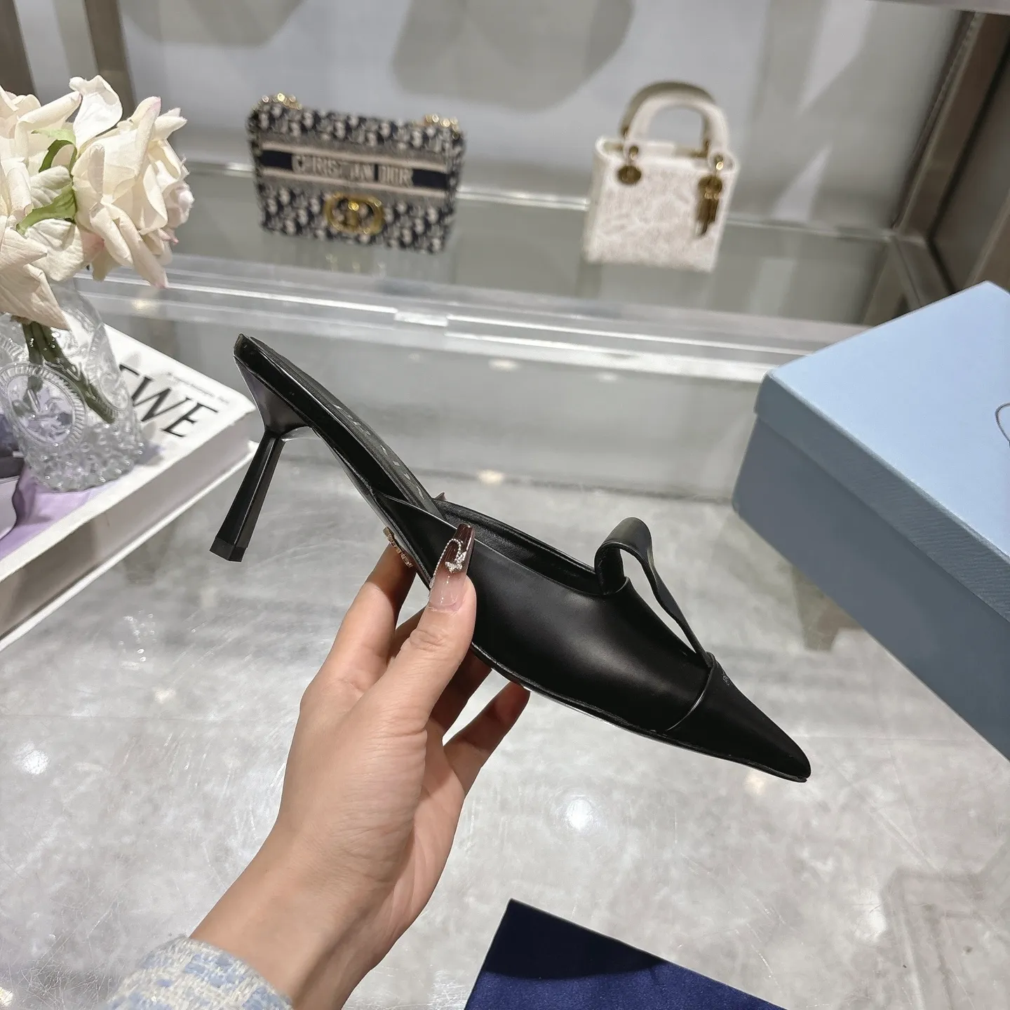 👟👟Ex-factory price 540👟👟 High version ex-factory PRADA* Prada 25ss spring and summer new Mary Jane pointed-toe high-heeled shoes fashion shoes. Purchased from the original version and developed 1:1, perfect details, comfortable on the feet, can be matched with beautiful spring and summer clothes, exquisite and durable 🤩 ✔Upper: original open-edge beaded cowhide ✔Inner: sheepskin ✔Outsole: Italian genuine leather outsole ✔Heel height: 5.5cm, 7.5cm ✔Number of yards: 35-40 (41 customized, non-refundable) ✔Packaging: Original full set of packaging